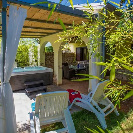 Lee House, Wi-Fi,Free Parking, Hot Tube Villa Peroj Exterior photo