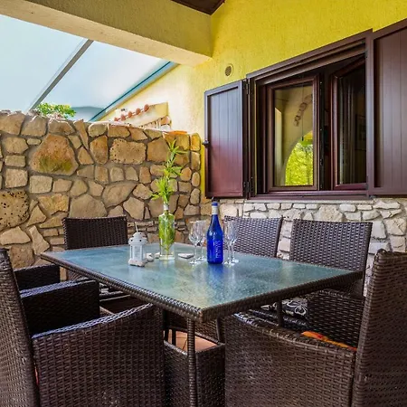 Lee House, Wi-Fi,Free Parking, Hot Tube Villa Peroj Exterior photo