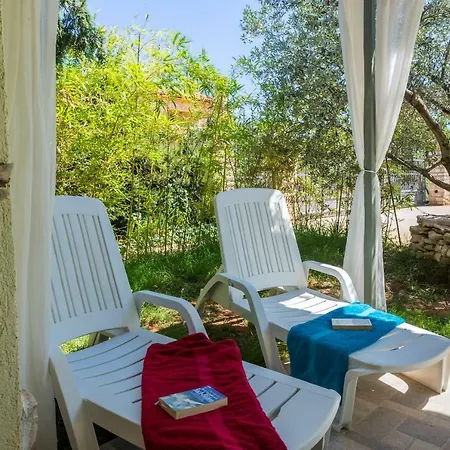 Lee House, Wi-Fi,Free Parking, Hot Tube Villa Peroj Exterior photo