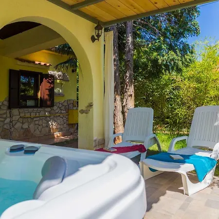 Lee House, Wi-Fi,Free Parking, Hot Tube Villa Peroj Exterior photo