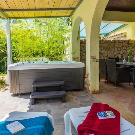 Lee House, Wi-Fi,Free Parking, Hot Tube Villa Peroj Exterior photo