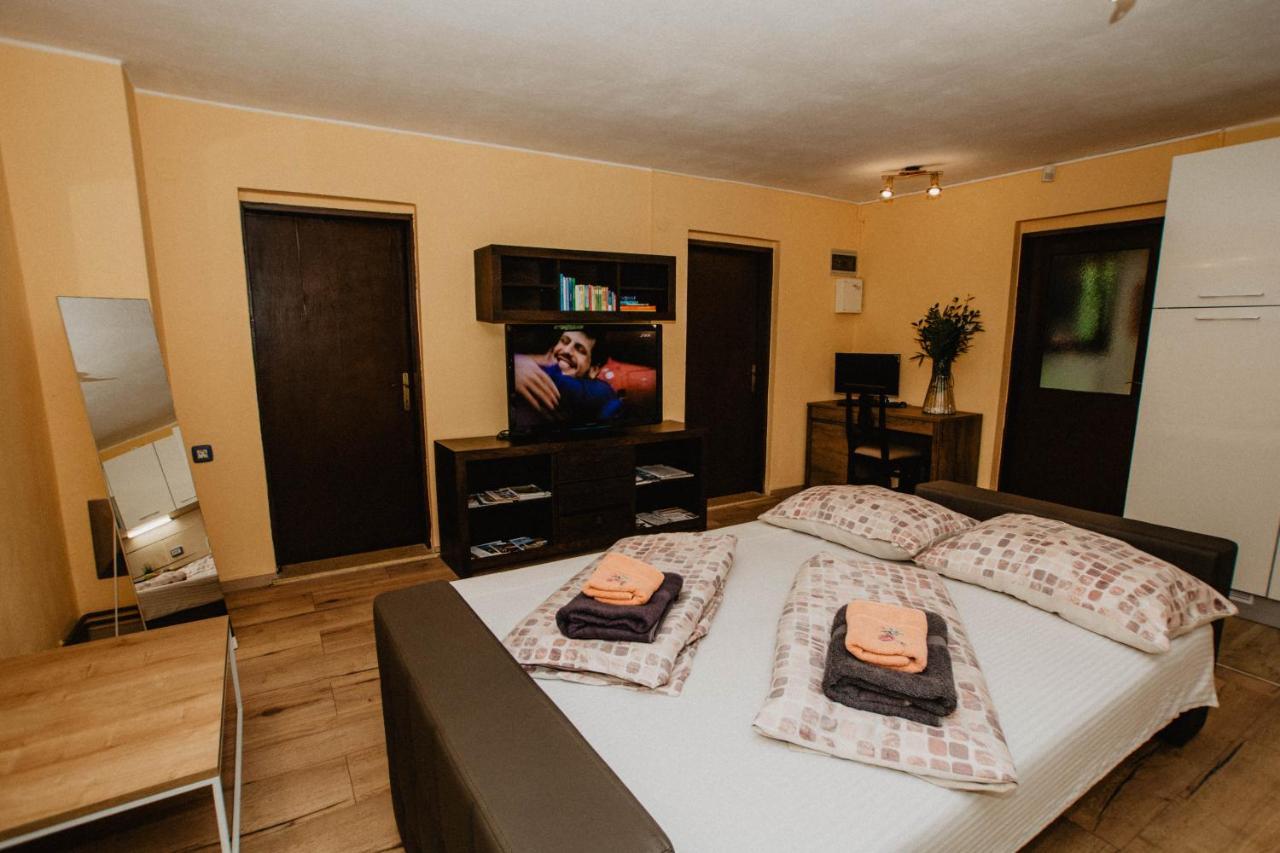 Lee House, Wi-fi,free Parking, Hot Tube Peroj